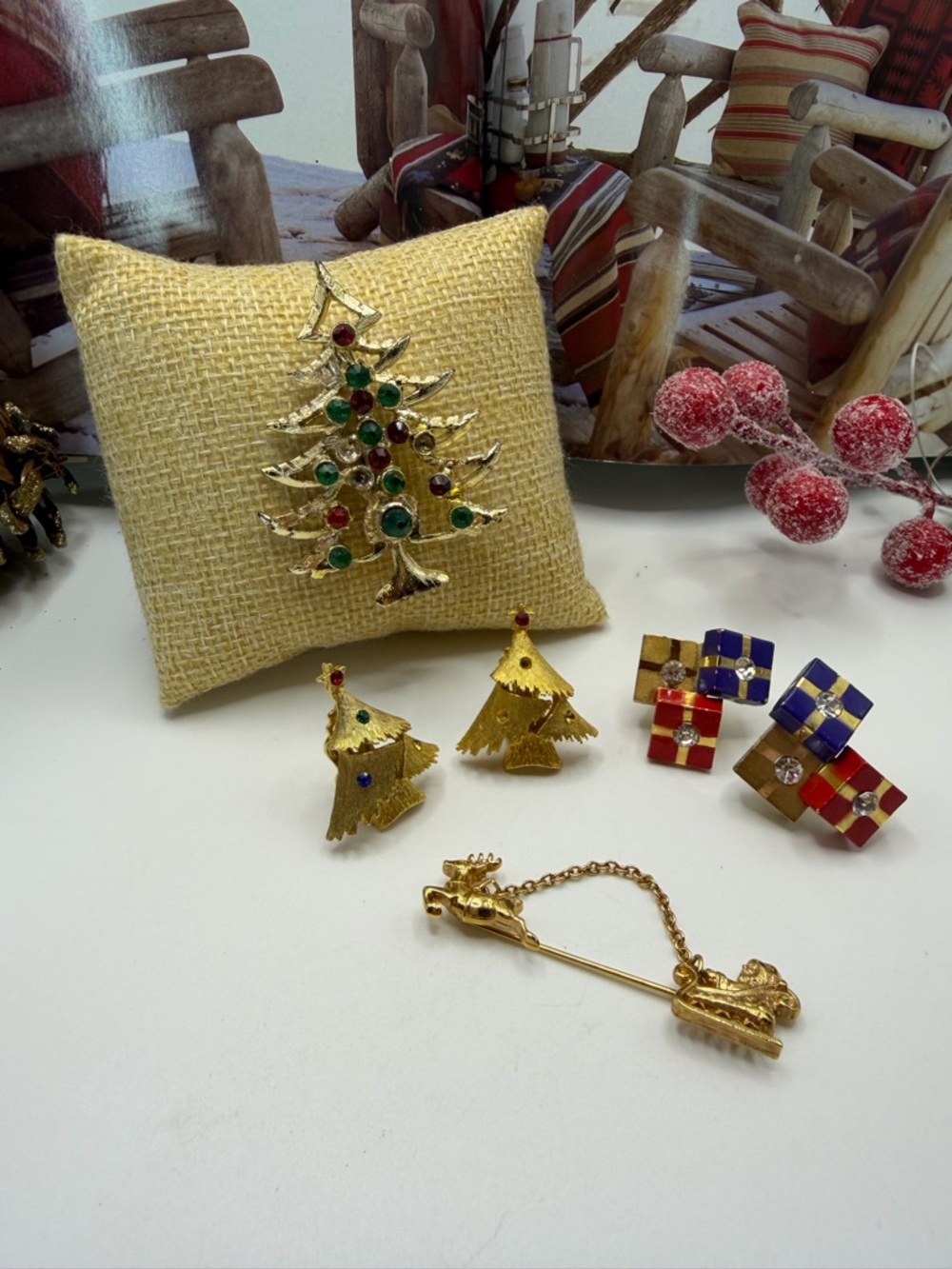 Avon Bundle Gold-tone Christmas Tree Brooch with Festive Earrings and Pins 💋